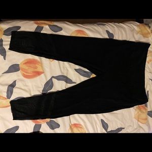 Black leggings with mash calves